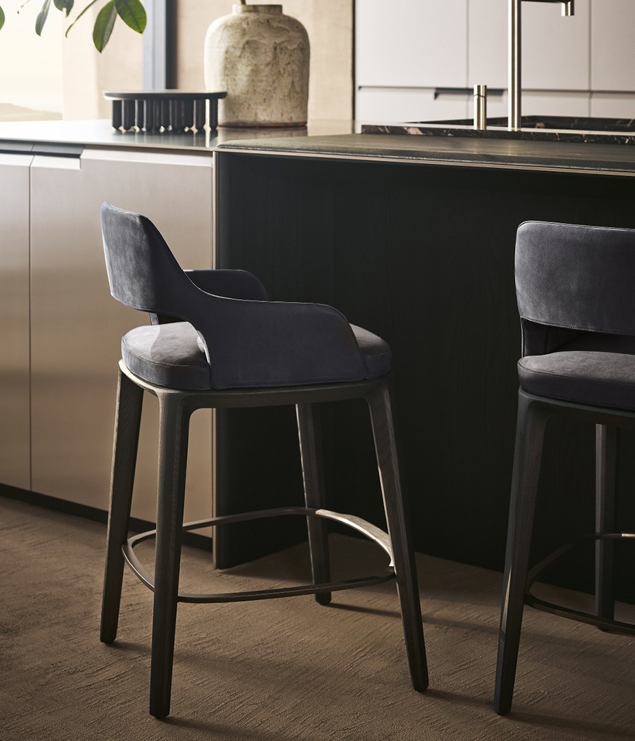Poliform_stool_SOPHIELITE_2023_926x1080px_04 Poliform_stool_SOPHIELITE_2023_926x1080px_04