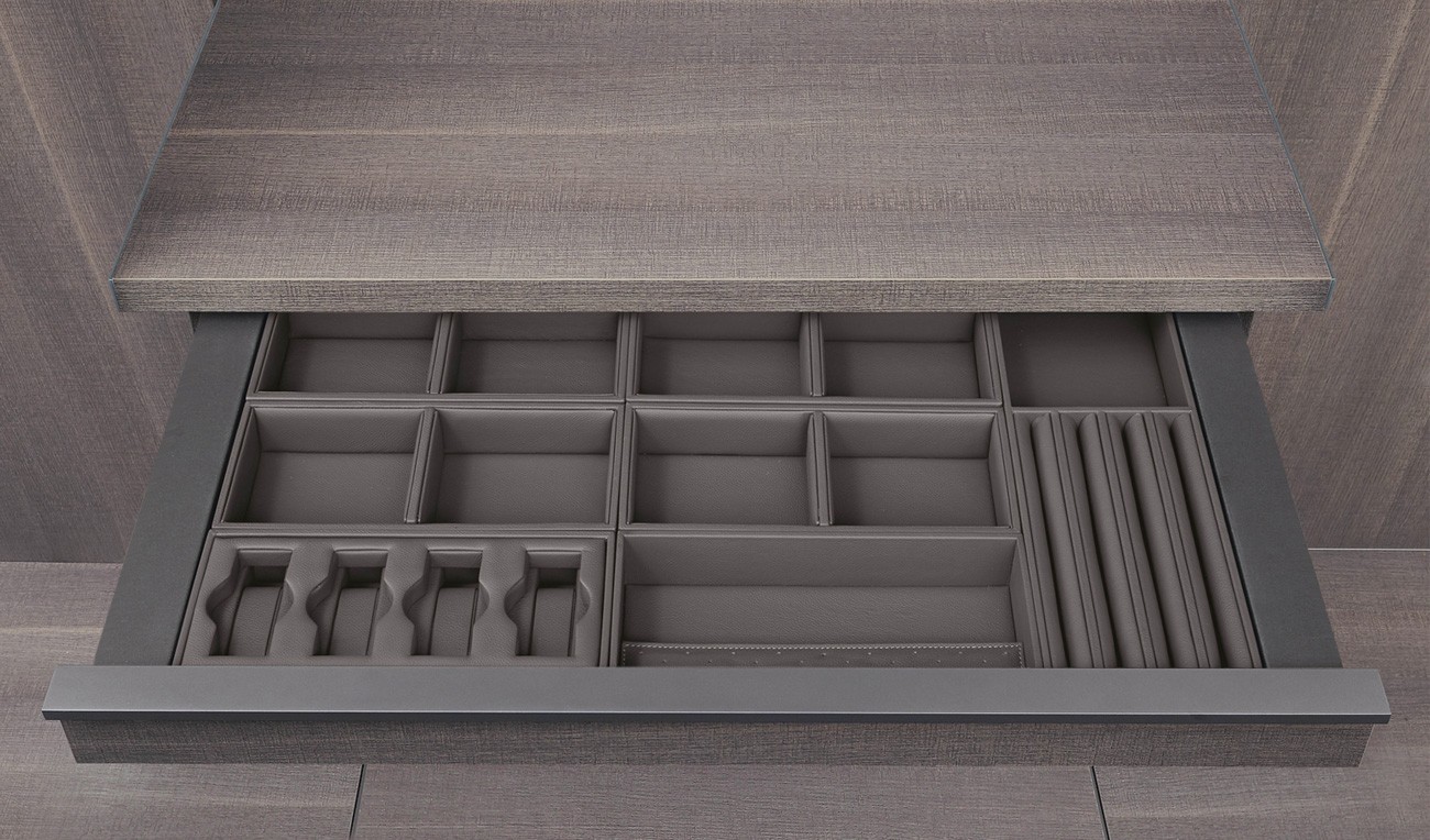 Poliform_cabinearmadio_UBIK_1300x764px_01_Vassoio Poliform_cabinearmadio_UBIK_1300x764px_01_Vassoio
