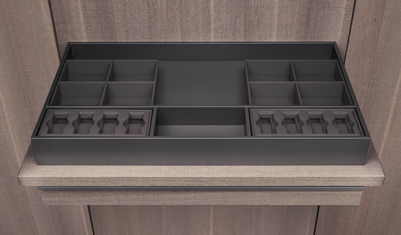 Poliform_cabinearmadio_UBIK_1300x764px_04_Vassio_svuotatasche Poliform_cabinearmadio_UBIK_1300x764px_04_Vassio_svuotatasche